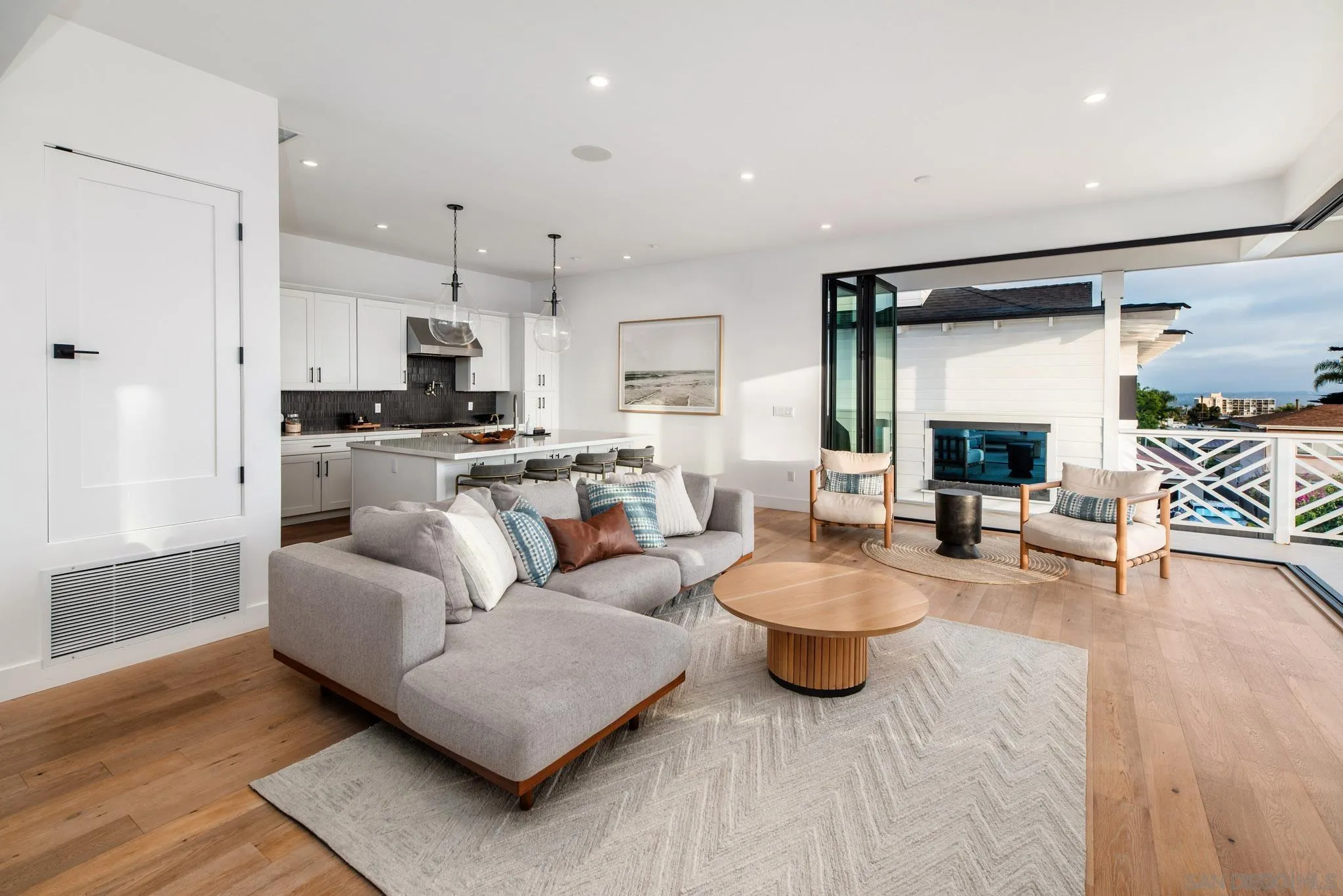1041 Van Nuys St