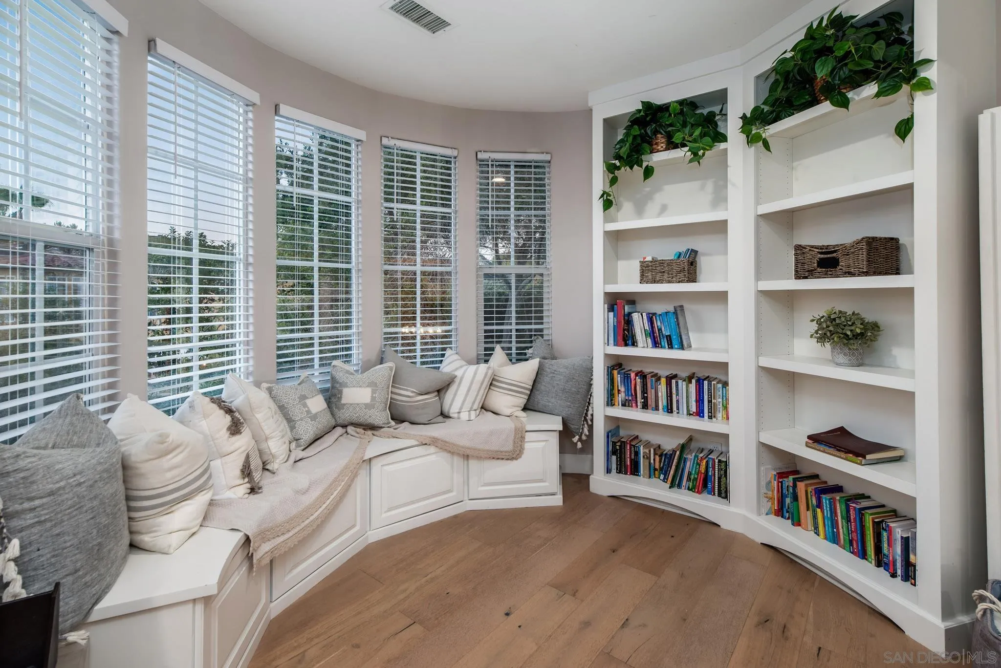 5012 Seagrove Cove