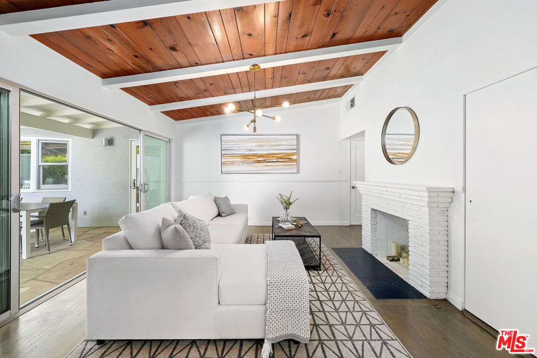 2223 S Beverly Dr