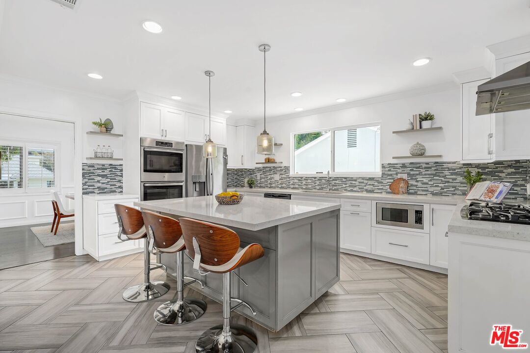 2223 S Beverly Dr