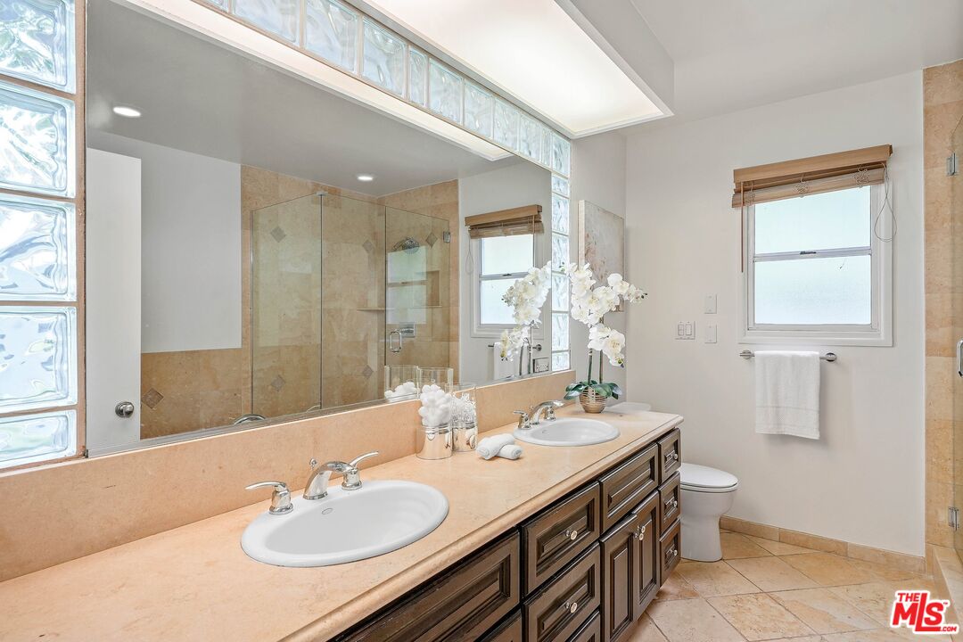 2223 S Beverly Dr