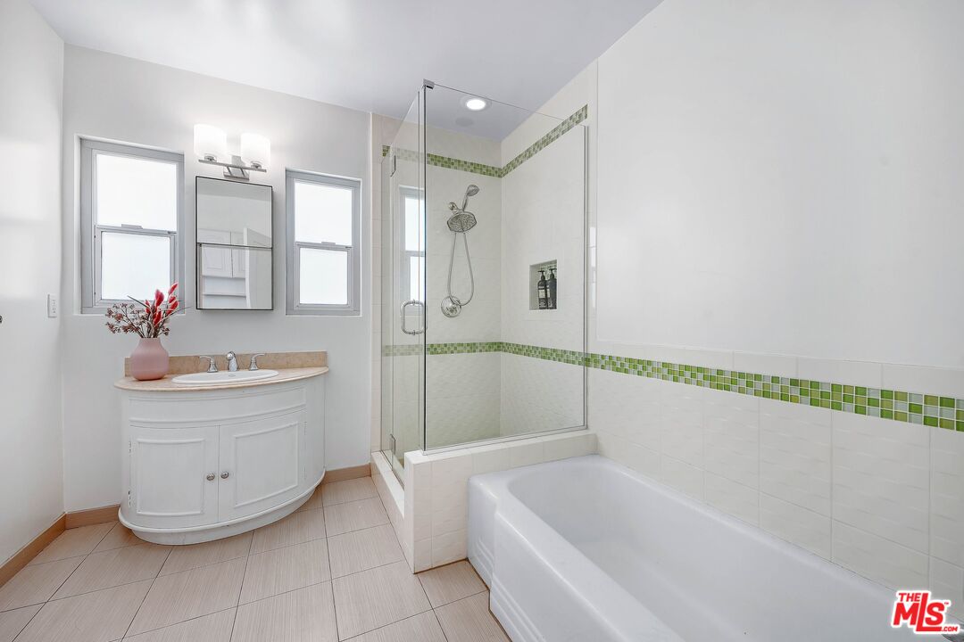 2223 S Beverly Dr