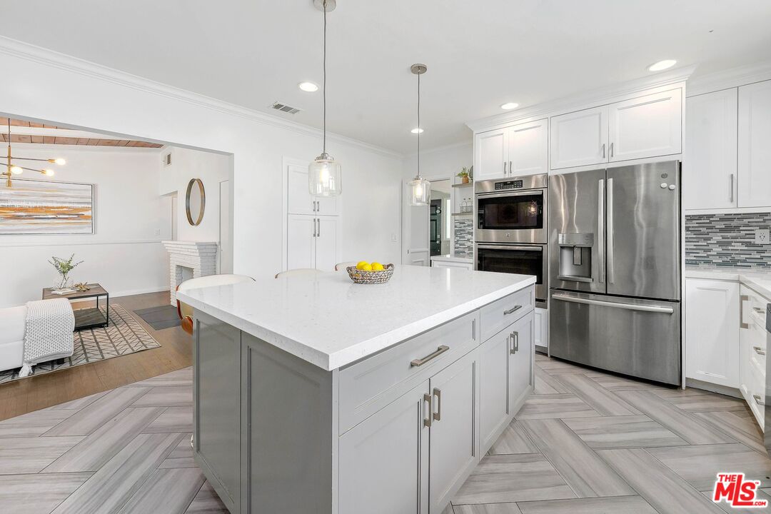 2223 S Beverly Dr