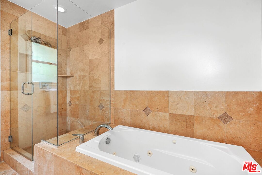 2223 S Beverly Dr
