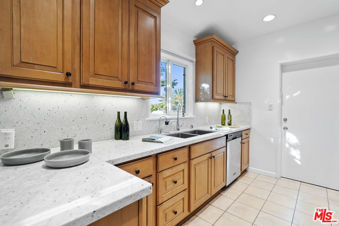 1601 S Beverly Dr