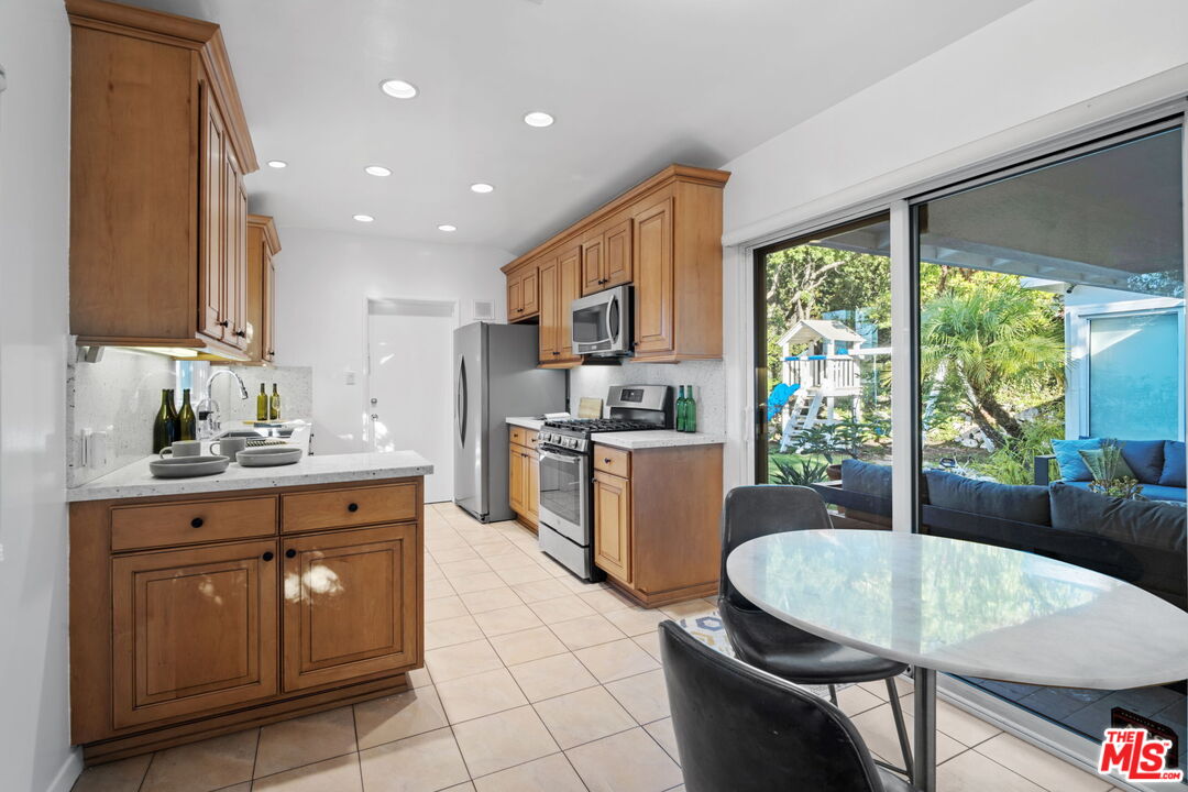 1601 S Beverly Dr