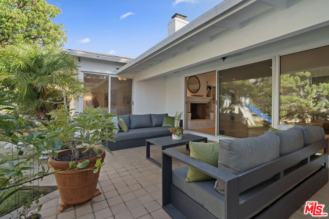 1601 S Beverly Dr
