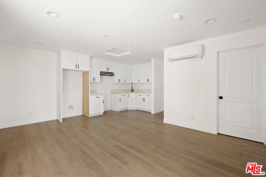 8920 Cadillac Ave