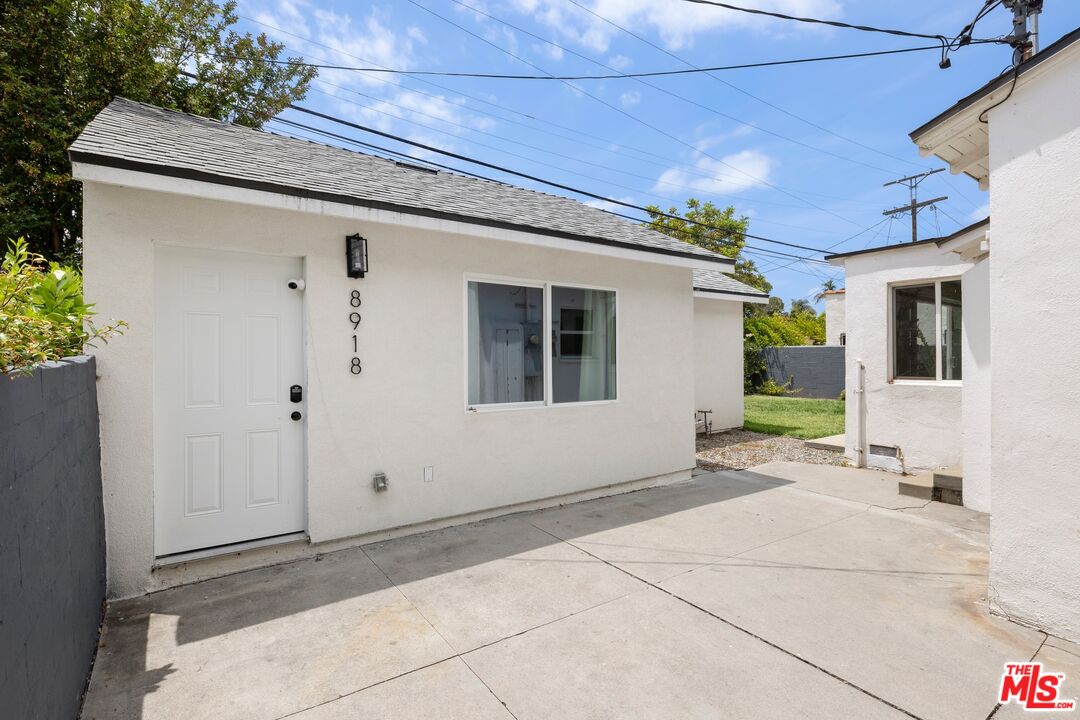8920 Cadillac Ave