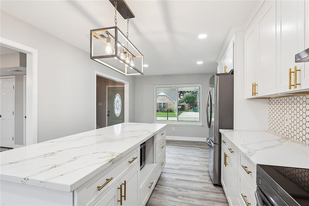 382 OAK TREE Drive
