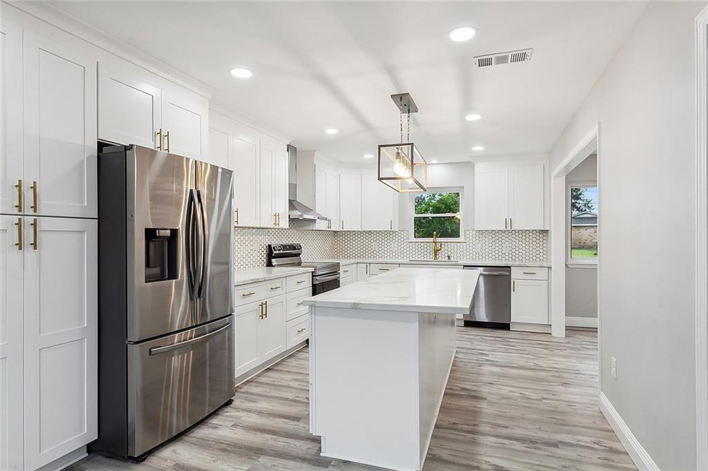 382 OAK TREE Drive