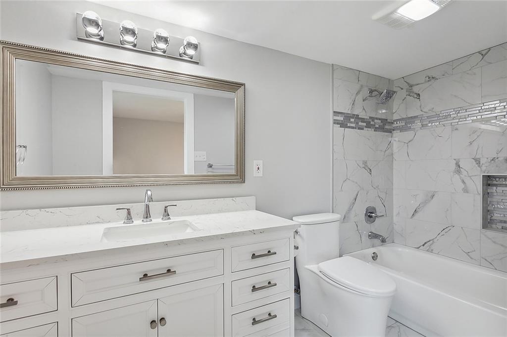 382 OAK TREE Drive
