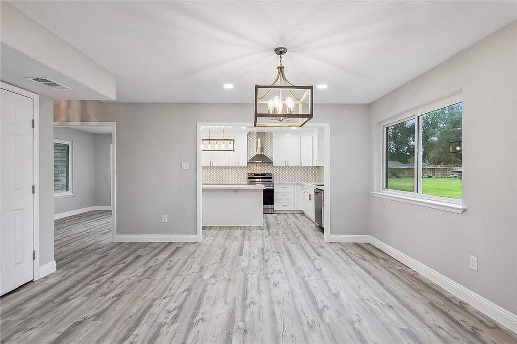 382 OAK TREE Drive