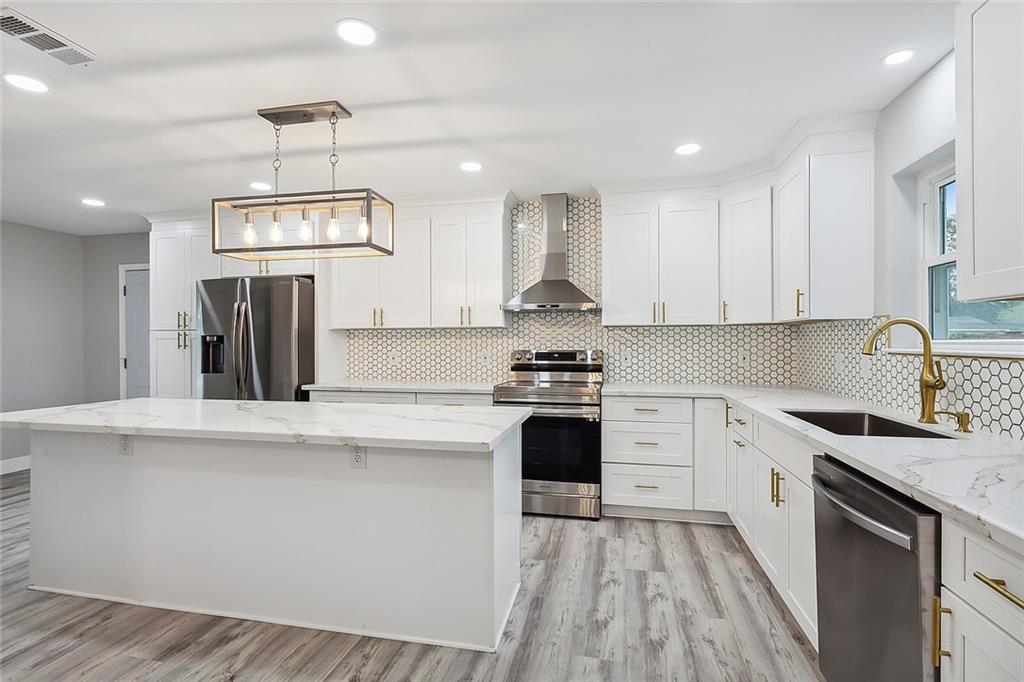 382 OAK TREE Drive
