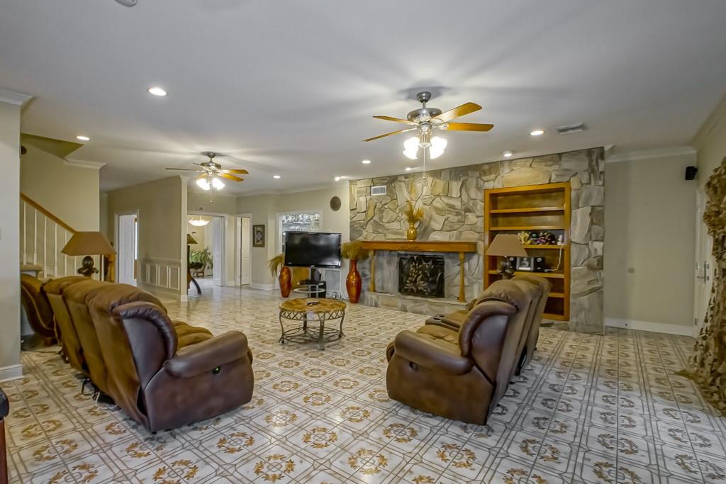 11111 LAKE FOREST Boulevard