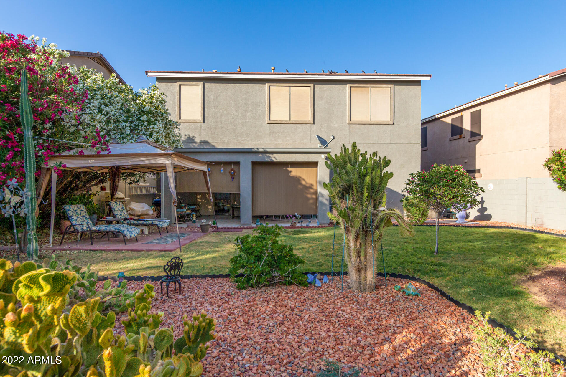 1005 E Nickleback Street