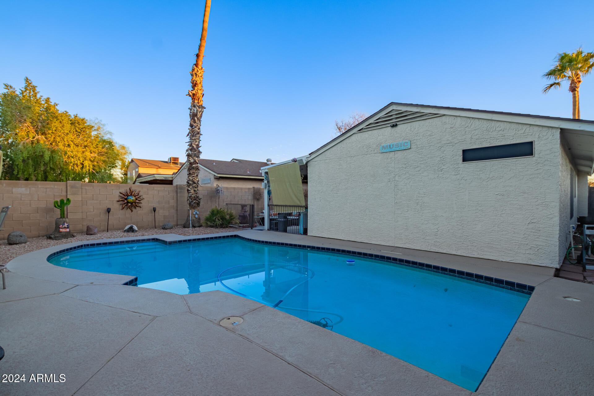936 E ESCUDA Drive