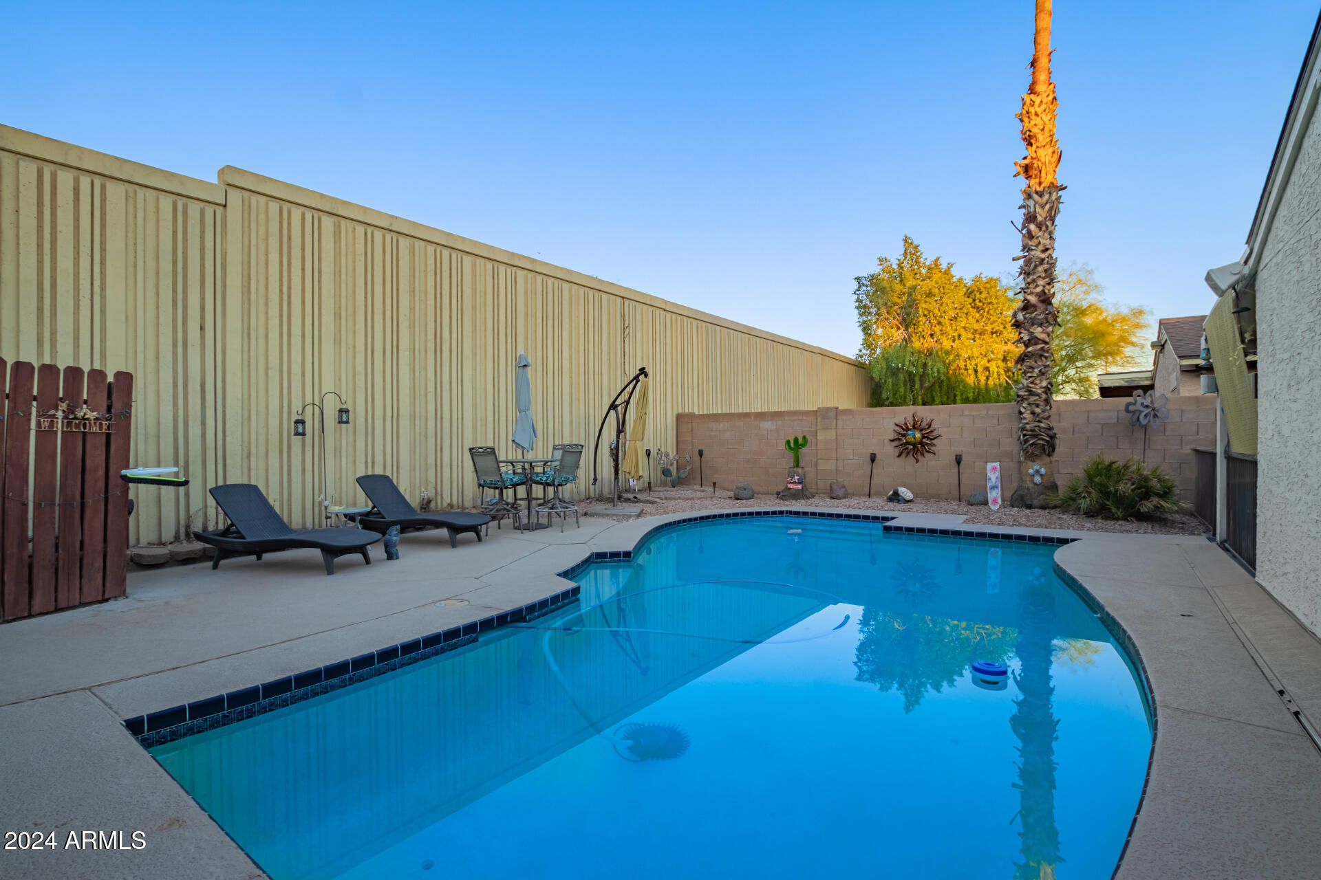 936 E ESCUDA Drive