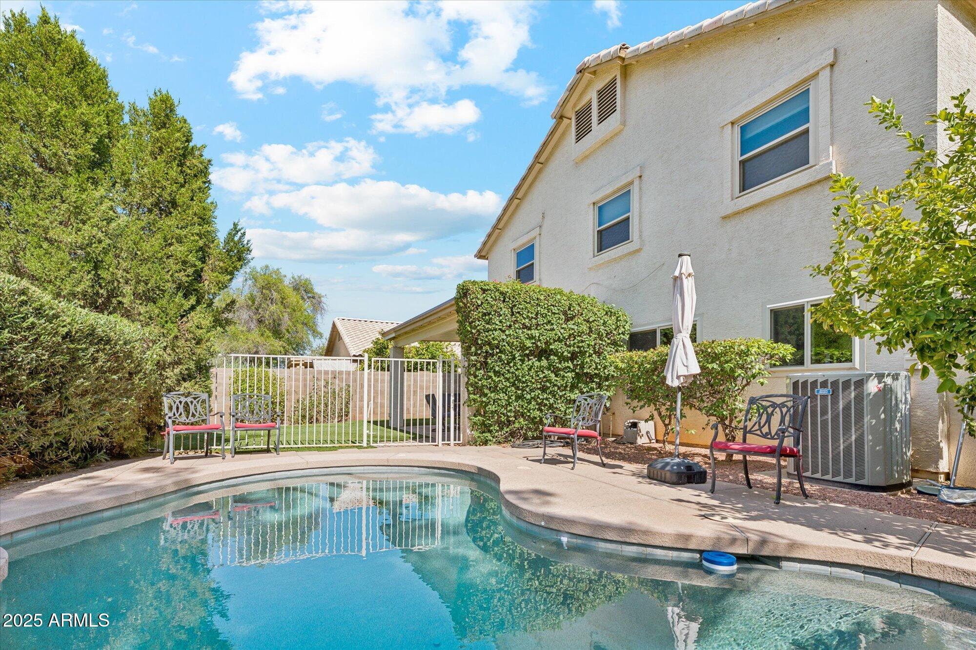 1592 W SHANNON Court