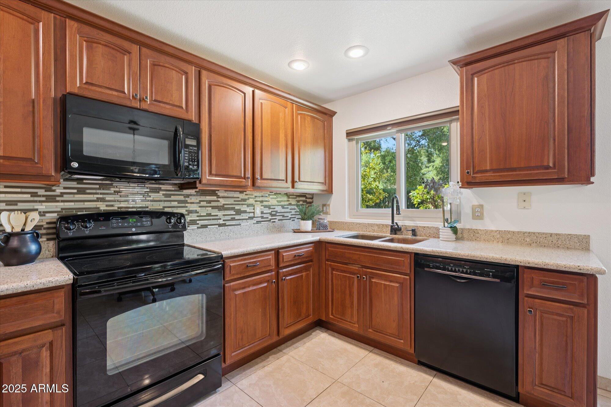 1592 W SHANNON Court