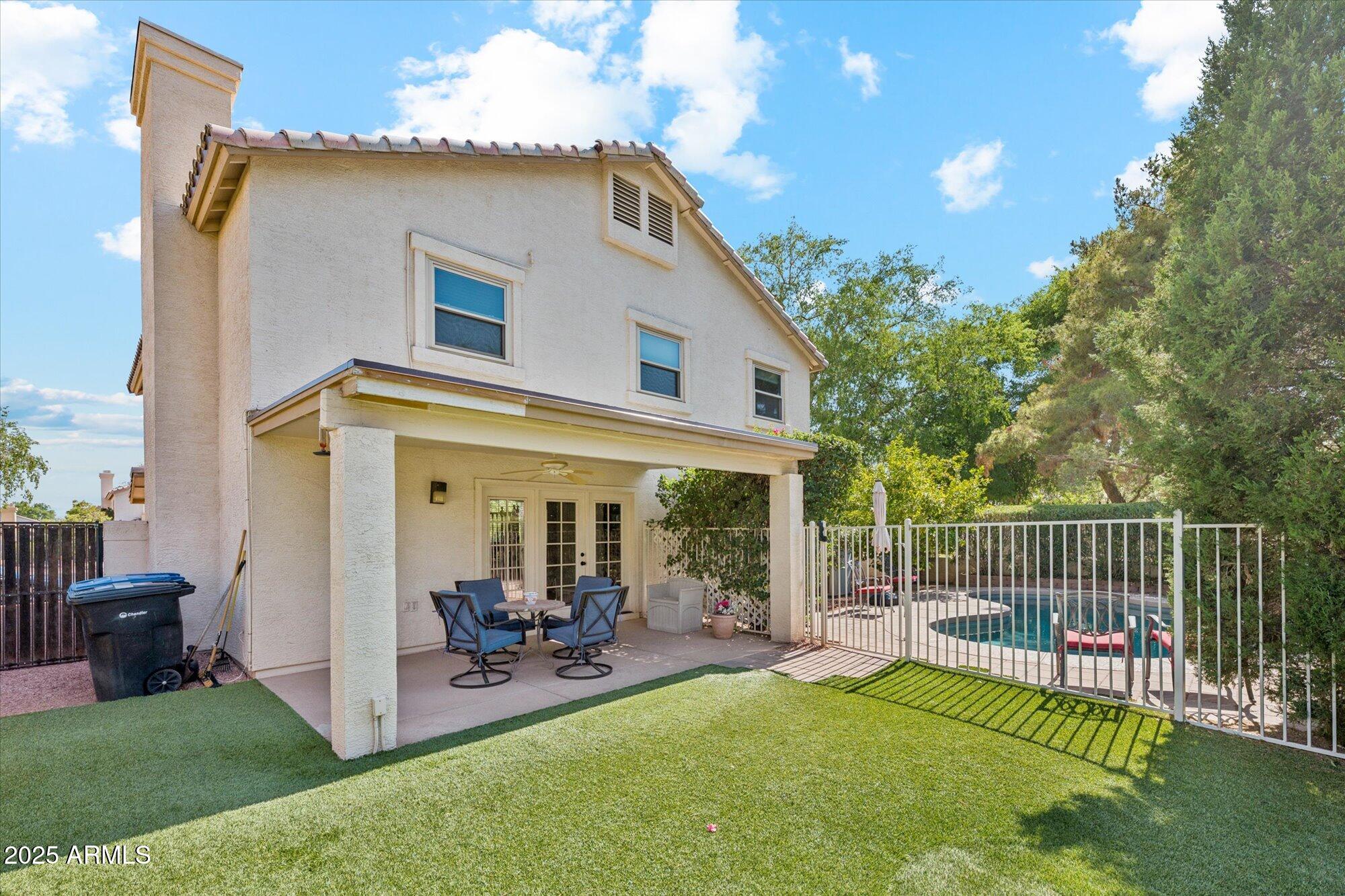 1592 W SHANNON Court