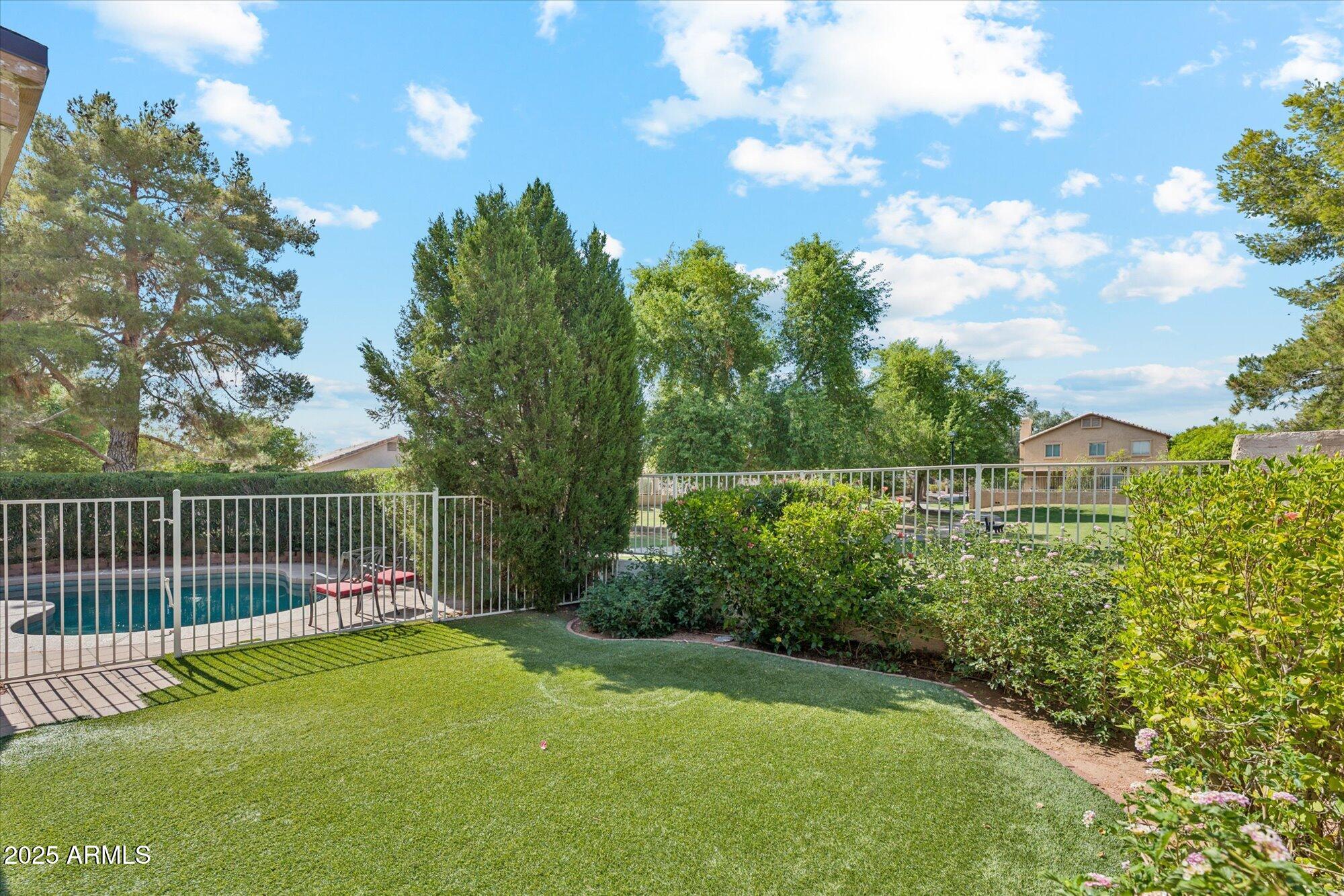 1592 W SHANNON Court