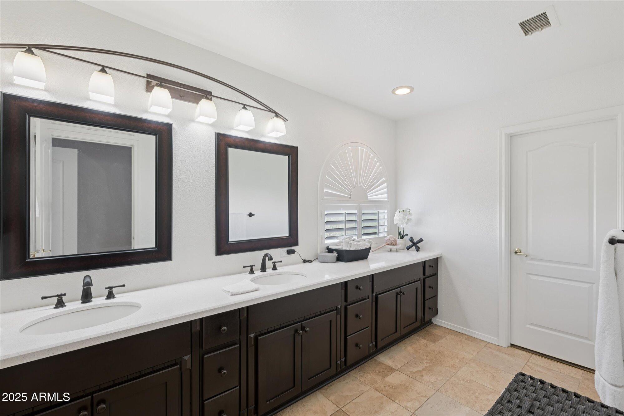 1592 W SHANNON Court