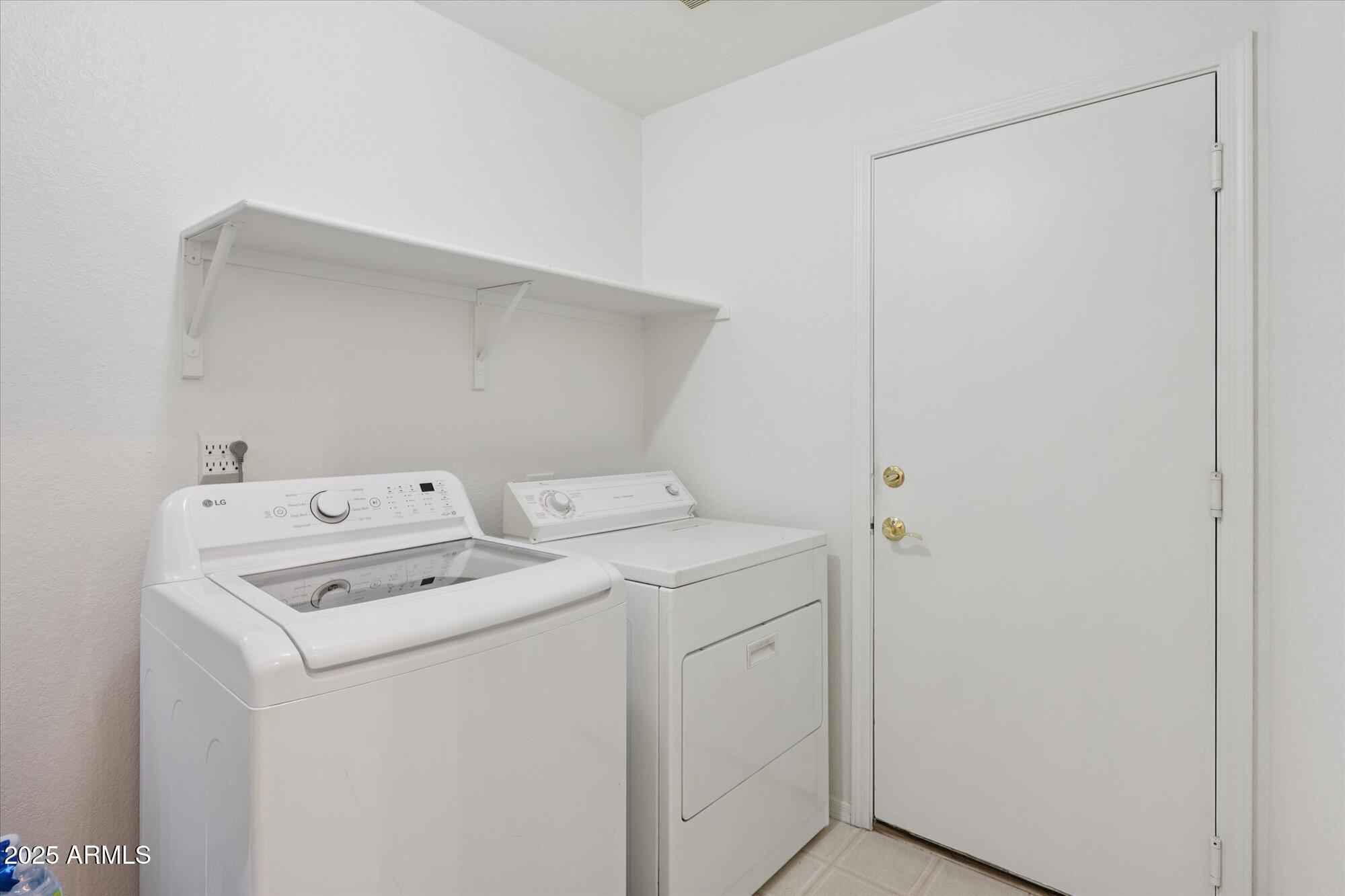 1592 W SHANNON Court