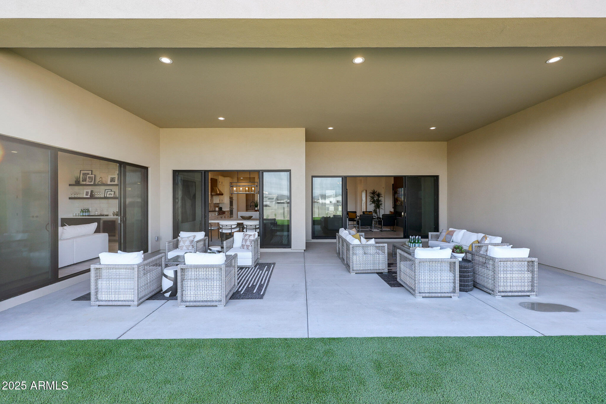 6811 E DALE Lane