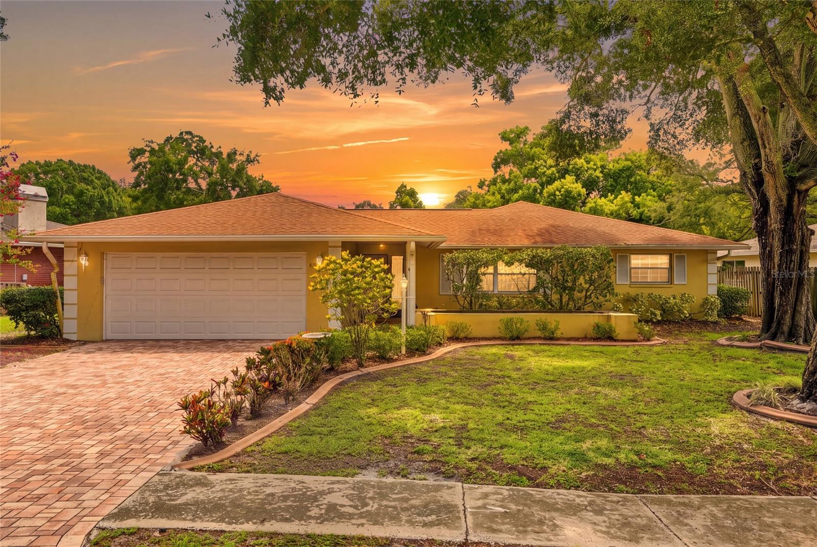 828 WOODLAND DR