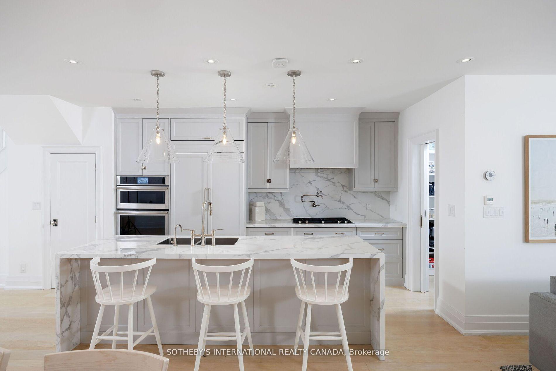 12 Hewitt Avenue, Toronto W01