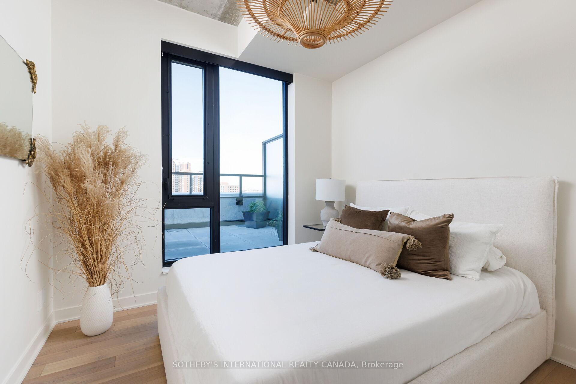 2720 Dundas Street W 903