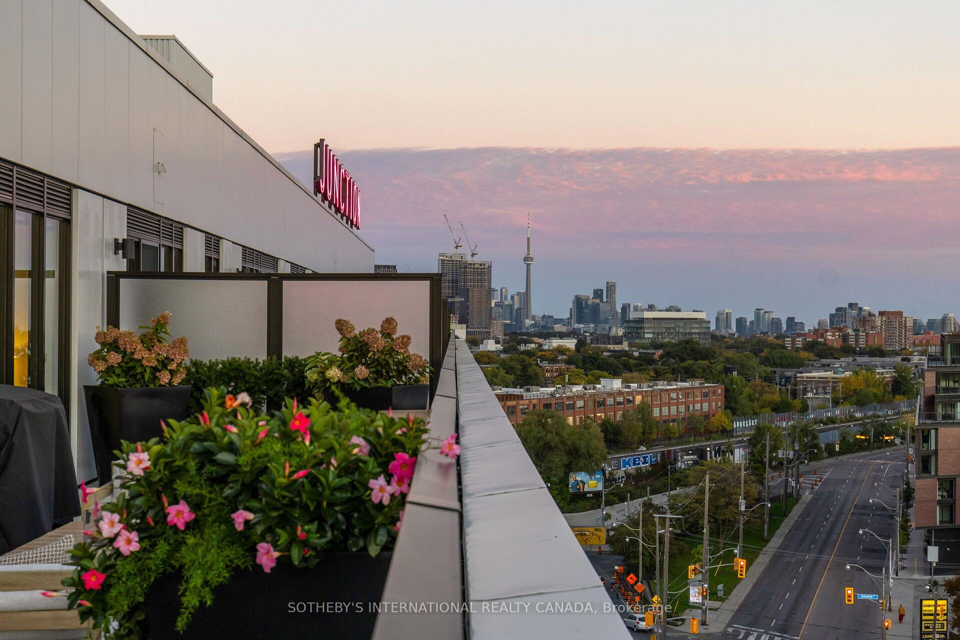 2720 Dundas Street W 903