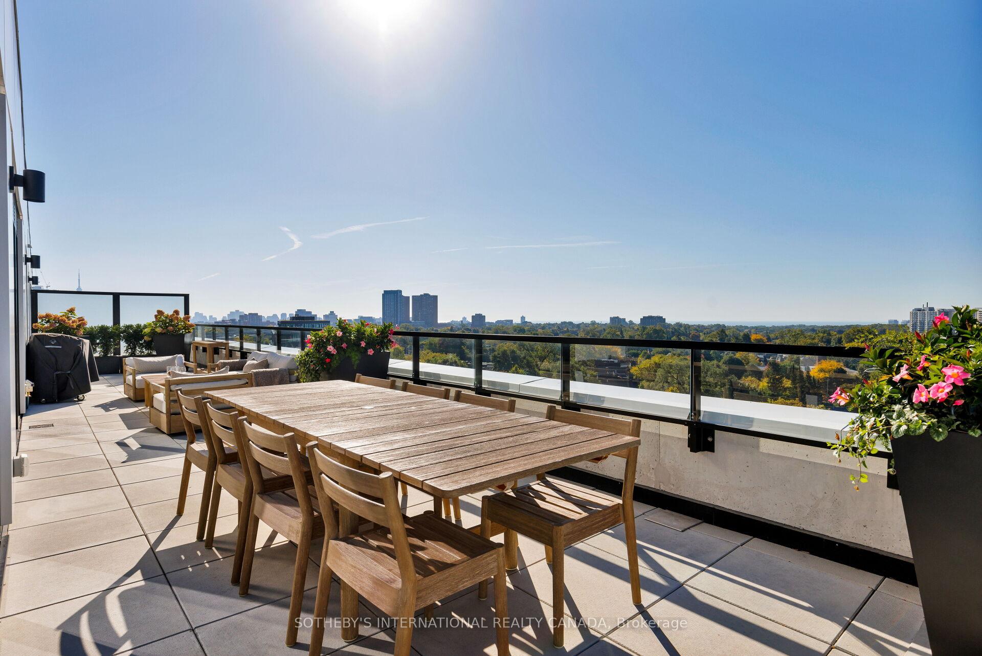 2720 Dundas Street W 903