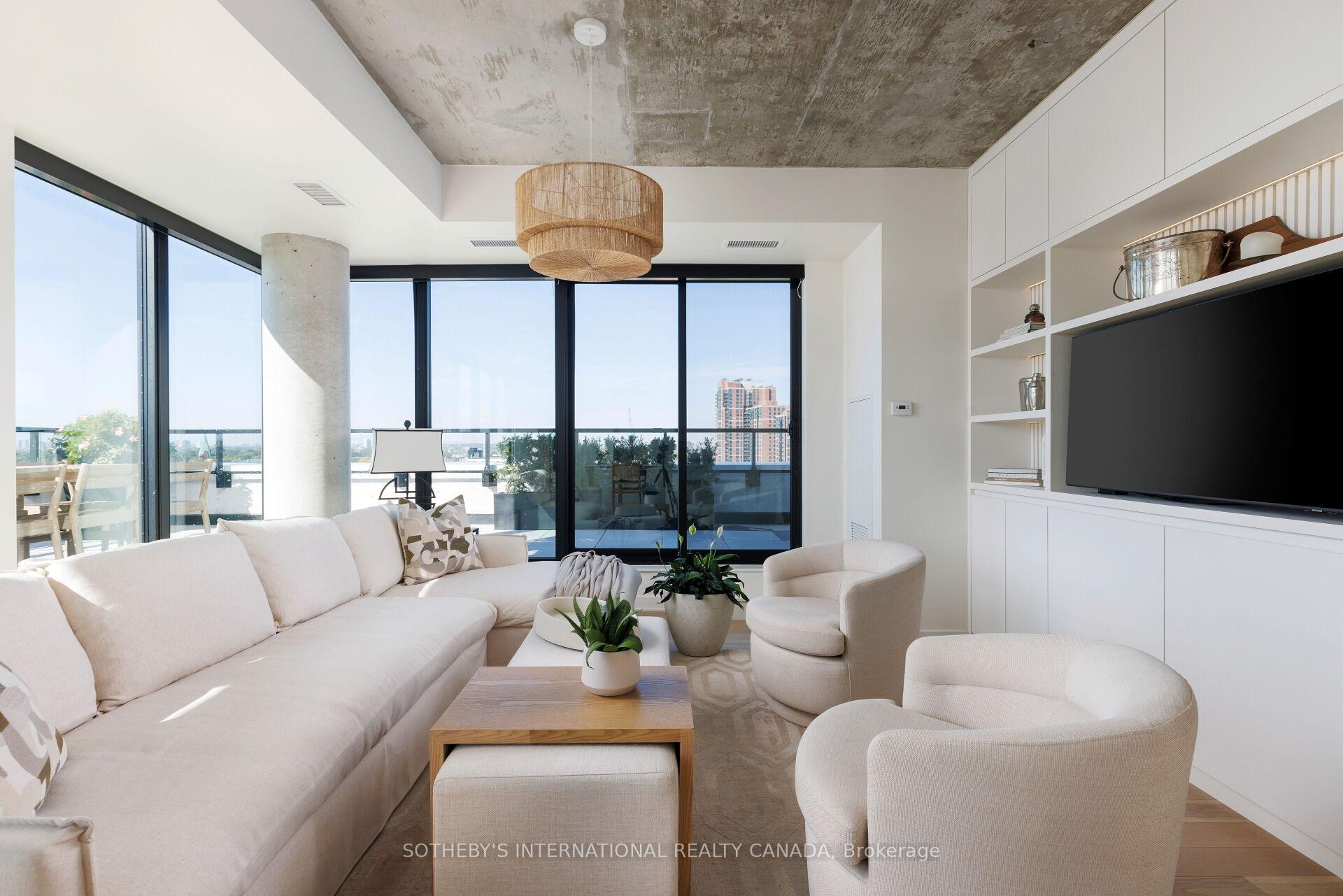 2720 Dundas Street W 903