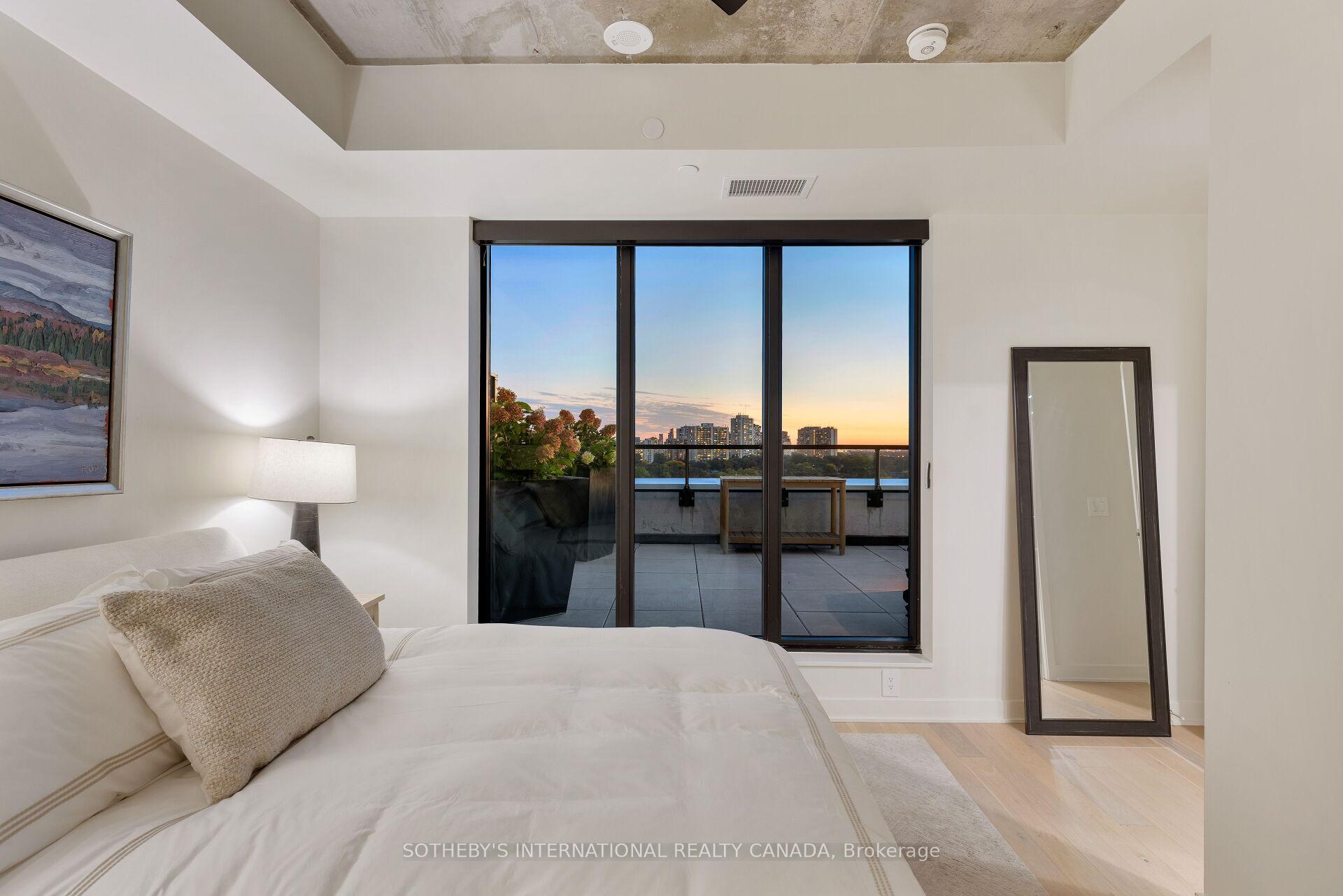 2720 Dundas Street W 903