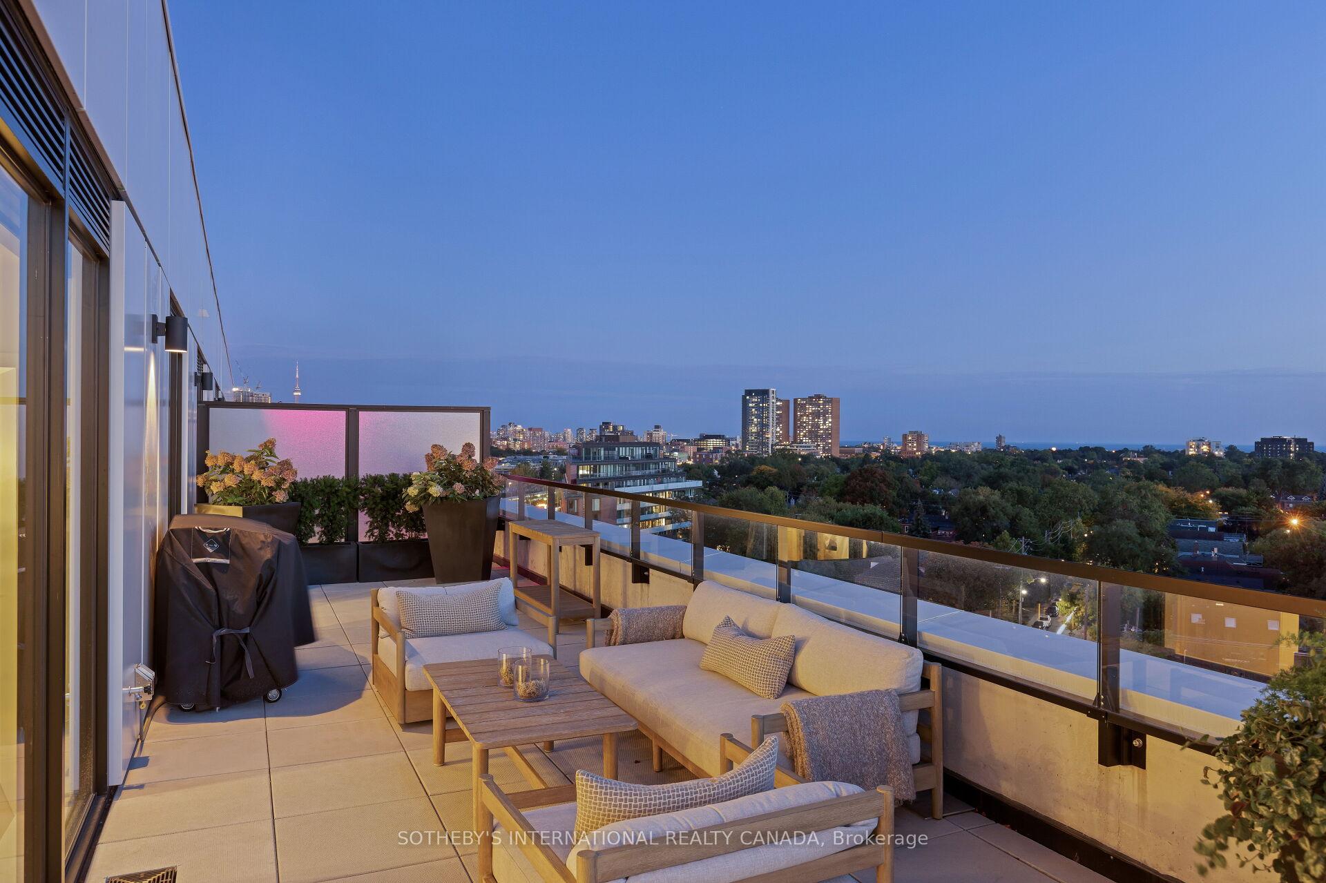 2720 Dundas Street W 903