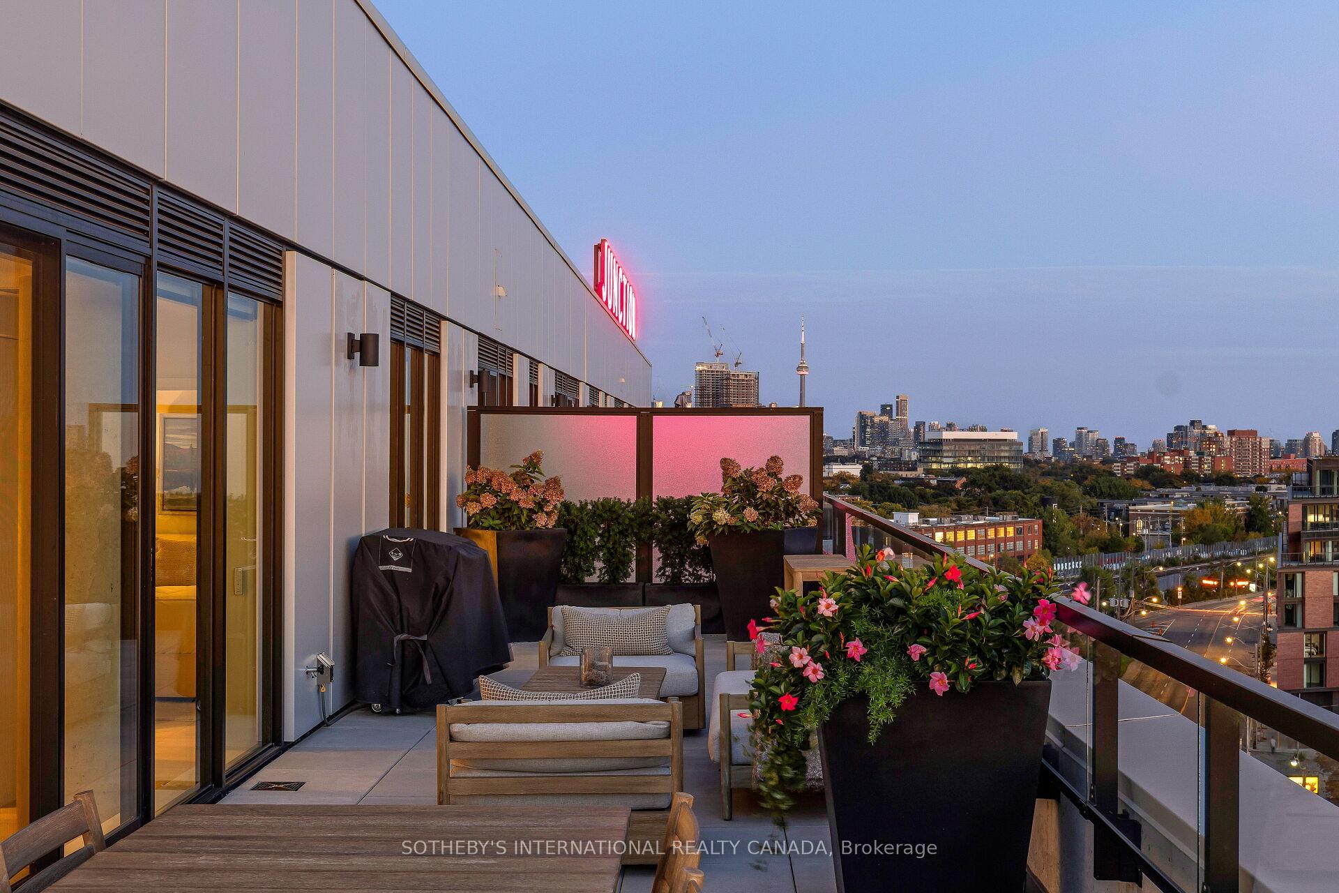 2720 Dundas Street W 903