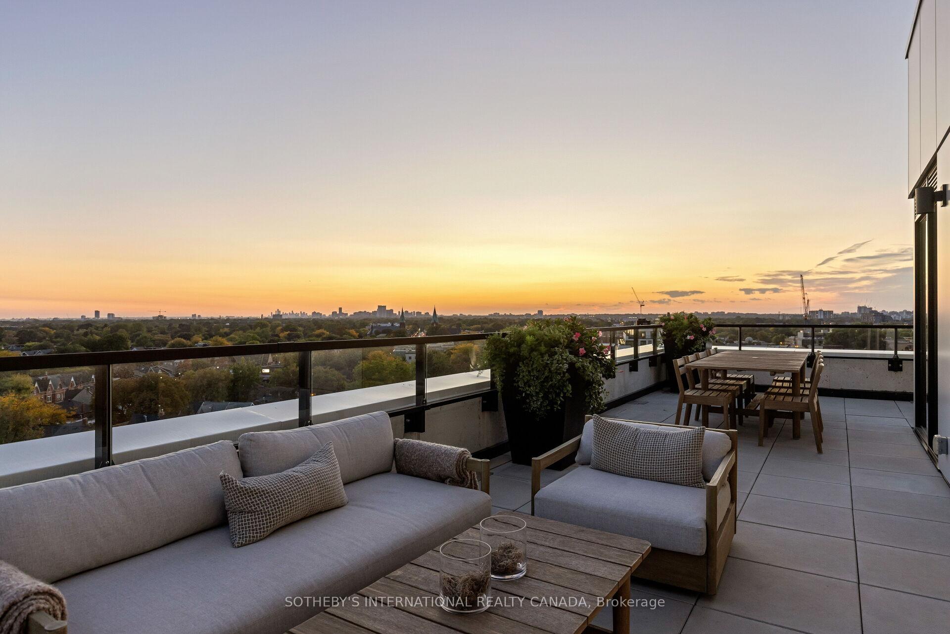 2720 Dundas Street W 903