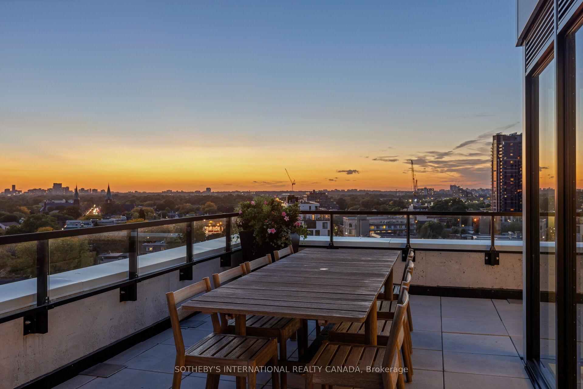 2720 Dundas Street W 903