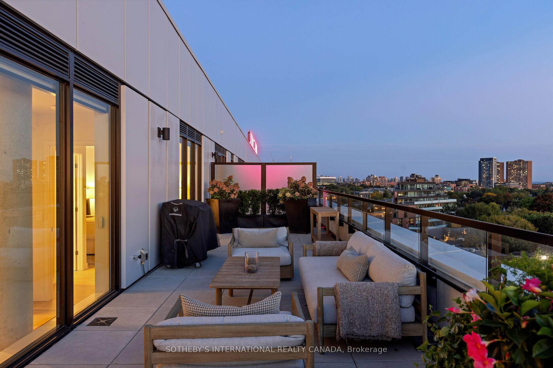 2720 Dundas Street W 903