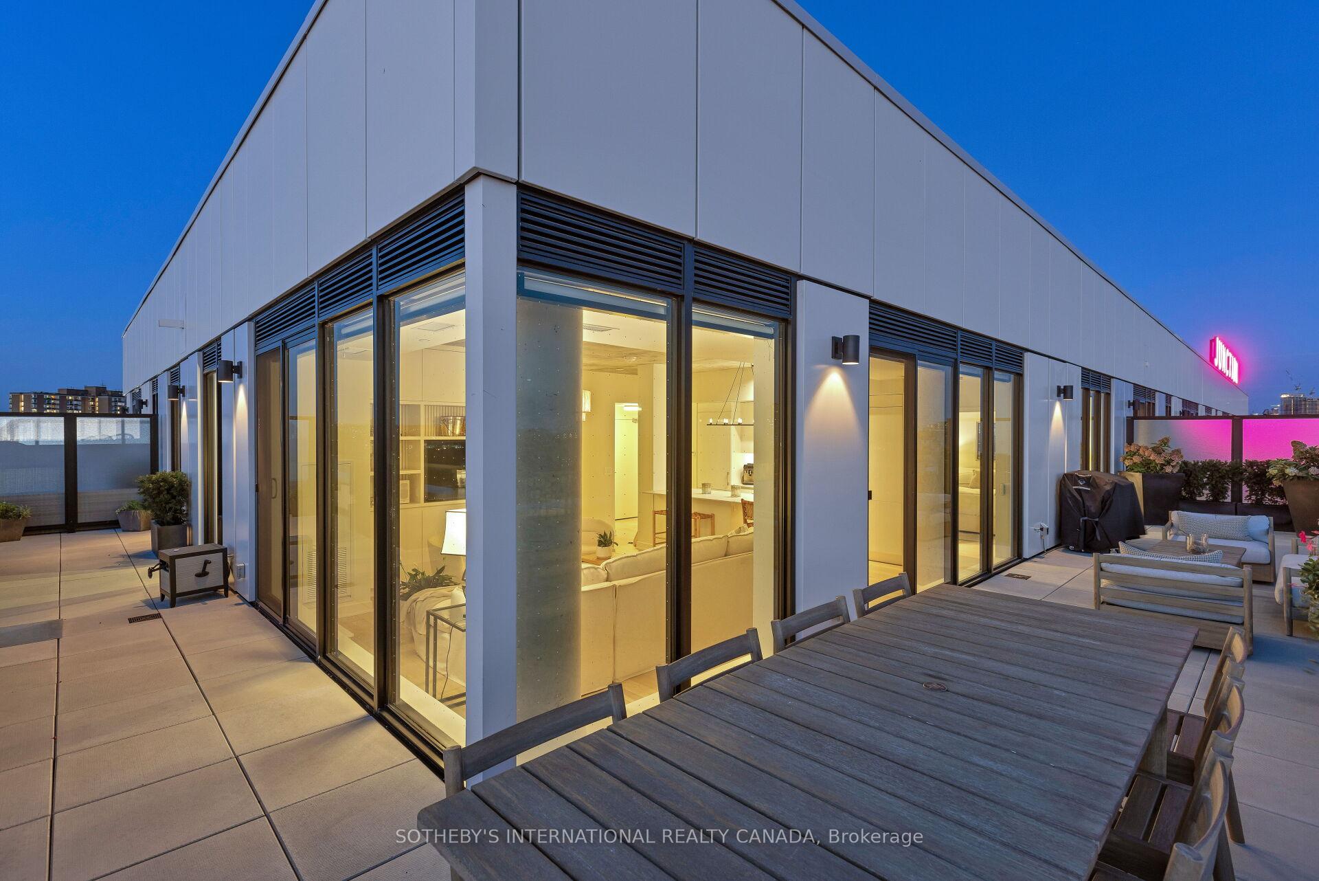 2720 Dundas Street W 903