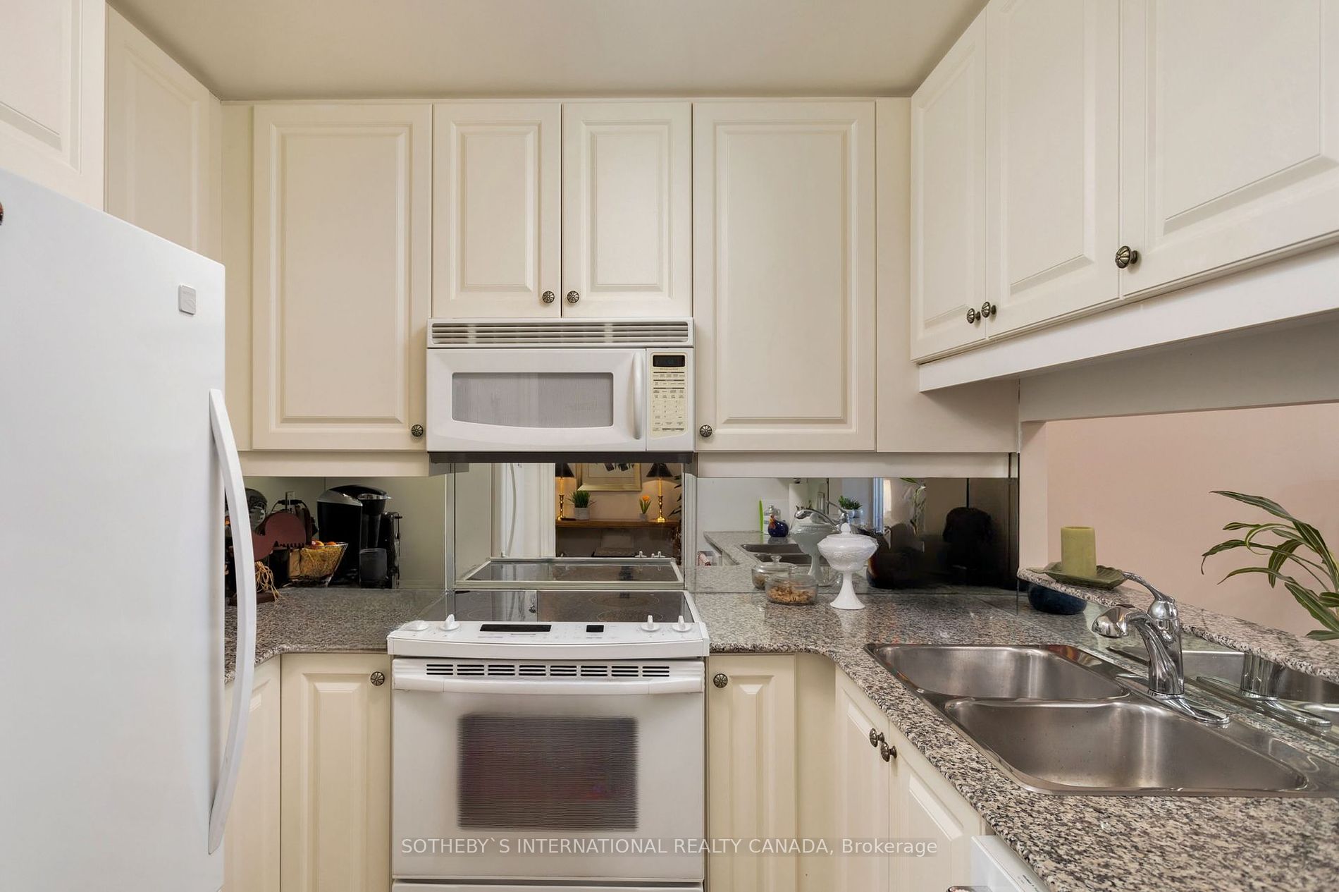 3085 Bloor St W Unit: 207
