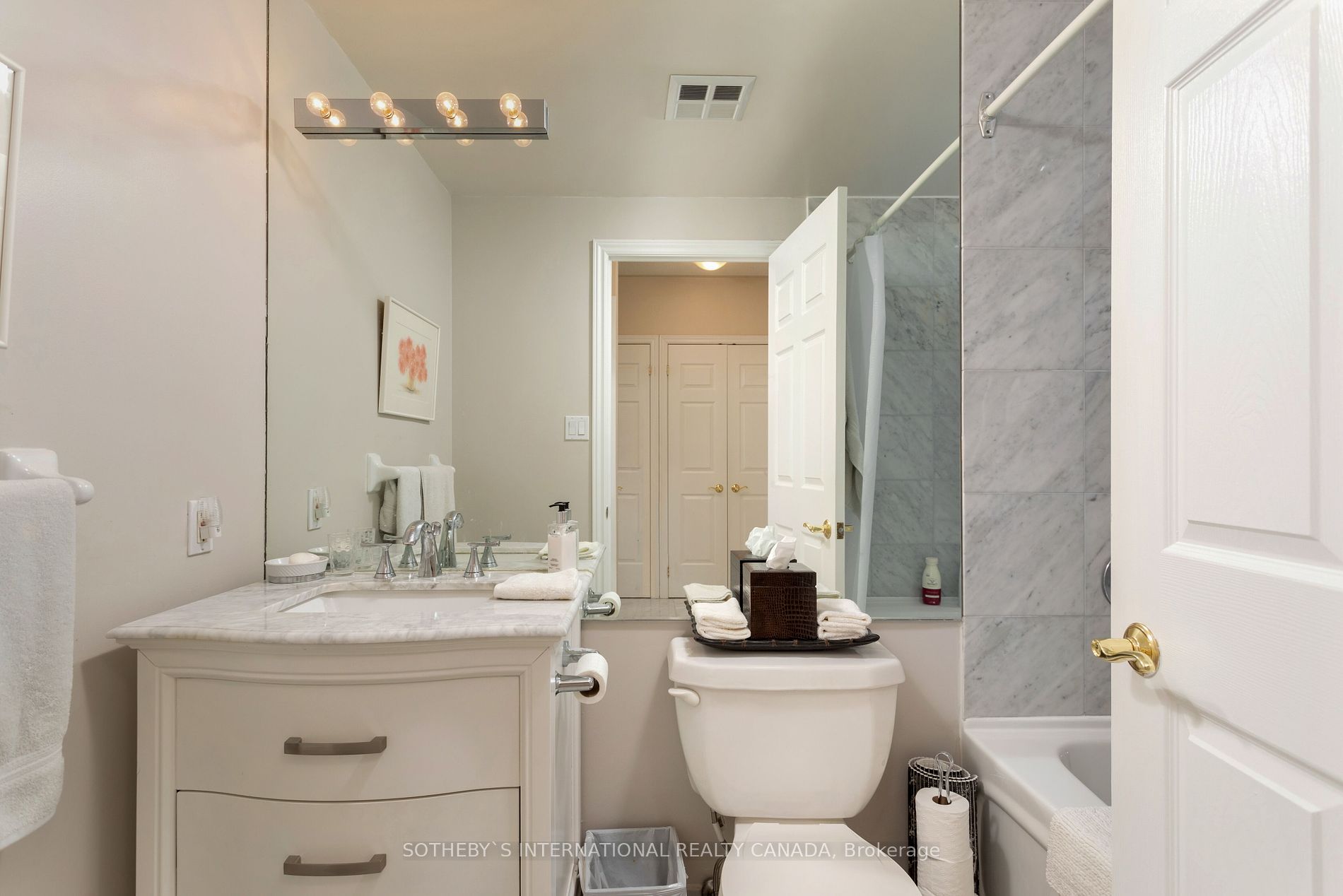 3085 Bloor St W Unit: 207