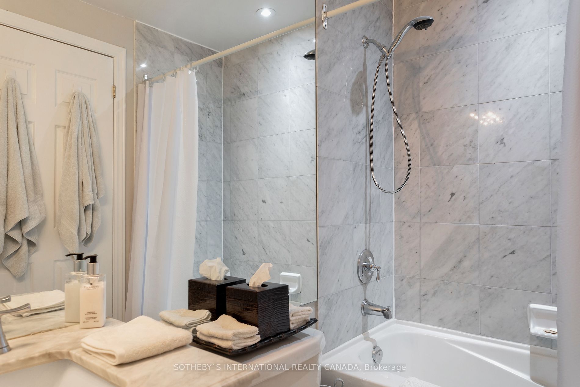 3085 Bloor St W Unit: 207