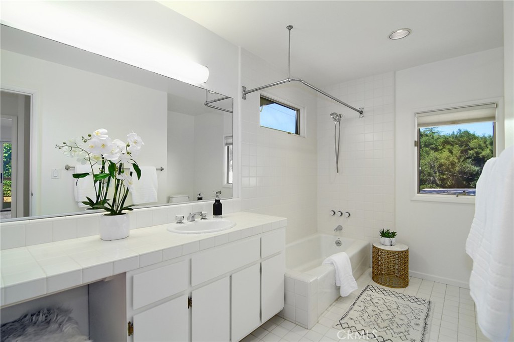 828 Wonder View Drive