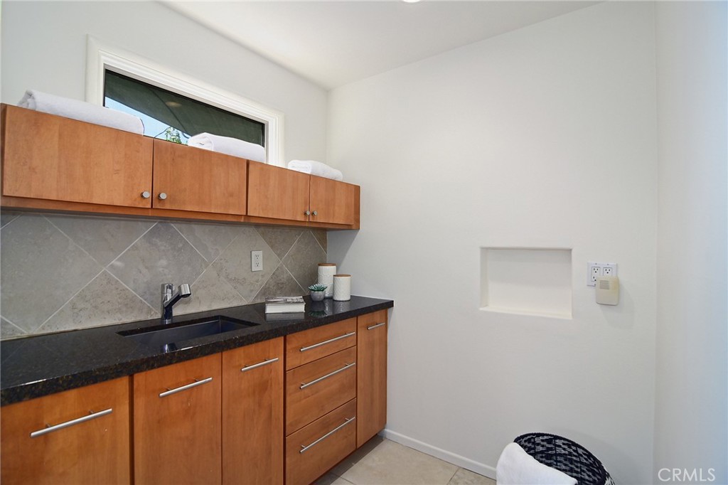 828 Wonder View Drive