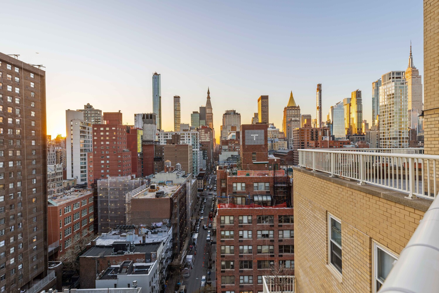 305 E 24TH Street 20M