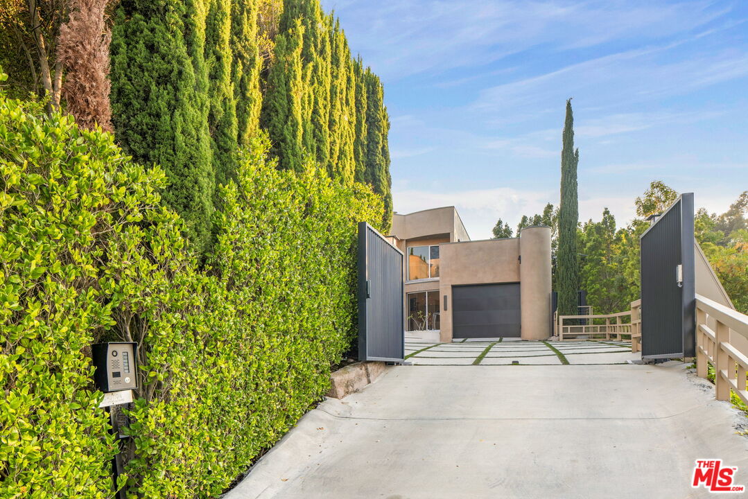 8450 Grand View Dr
