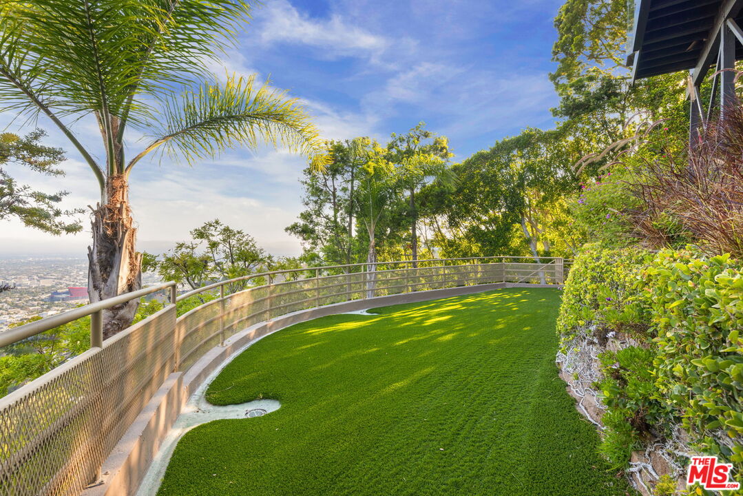 8450 Grand View Dr